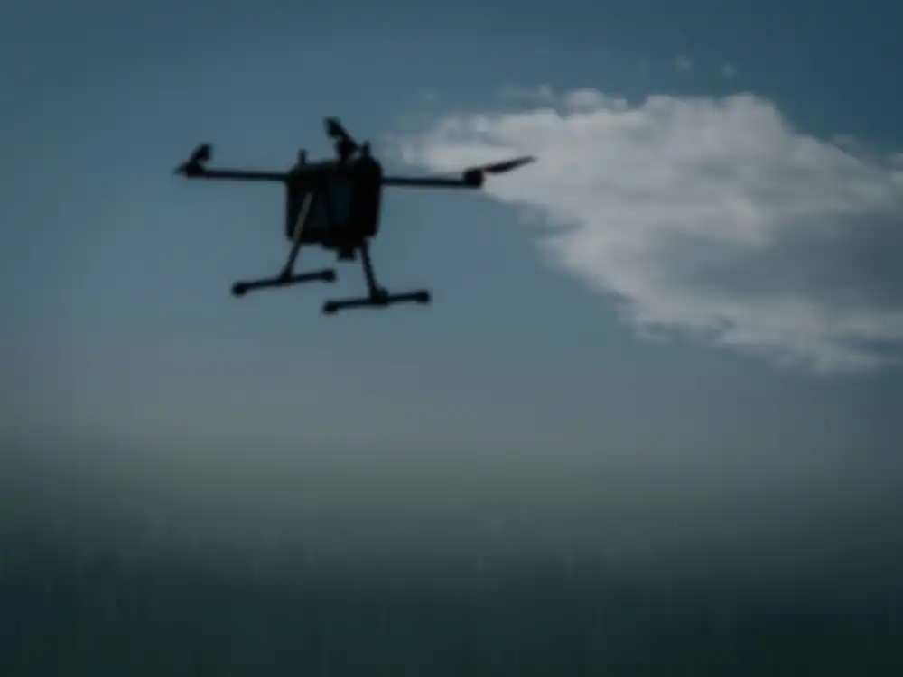 Eine Drohne fliegt am Himmel